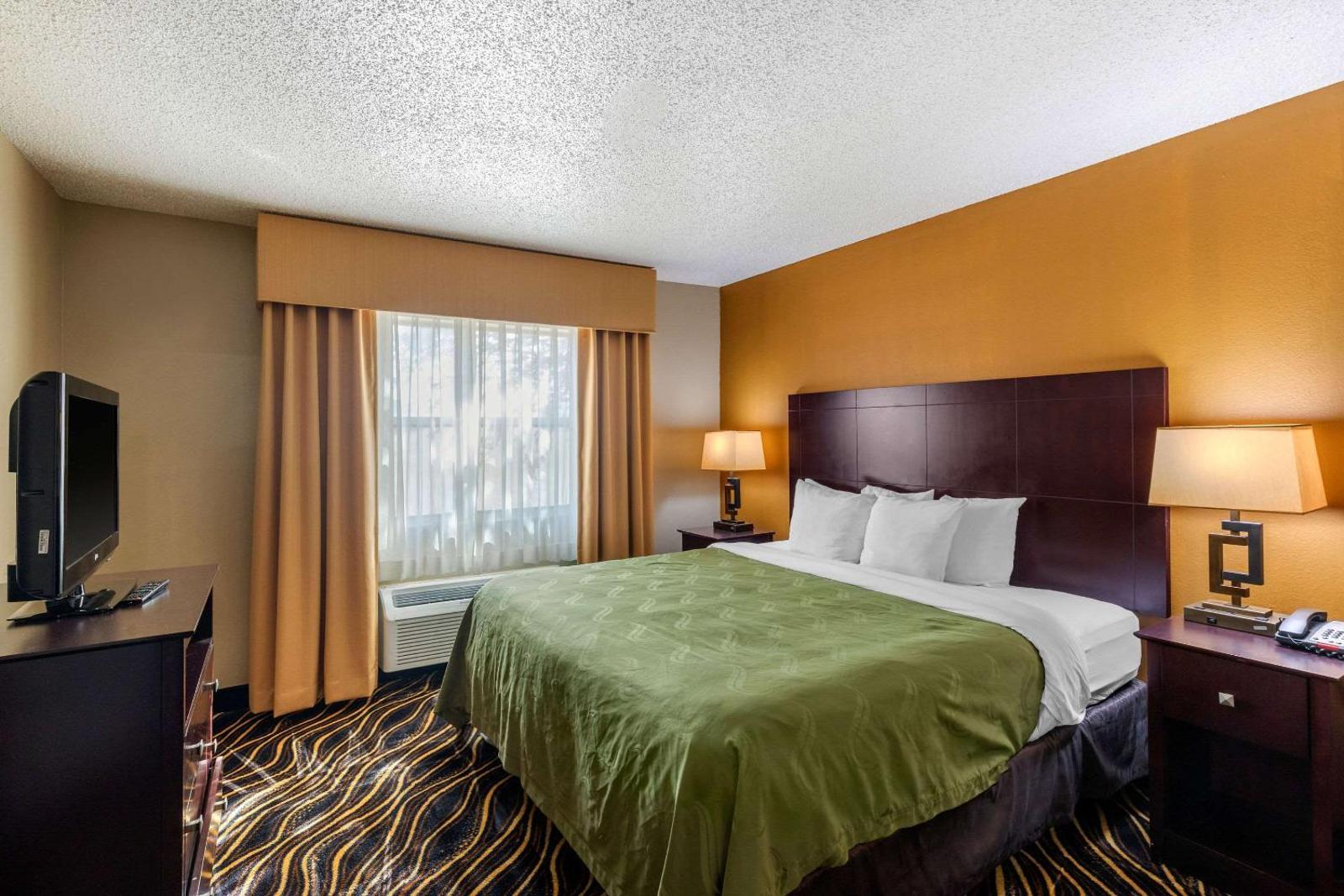Quality Suites Addison-Dallas Main image 1