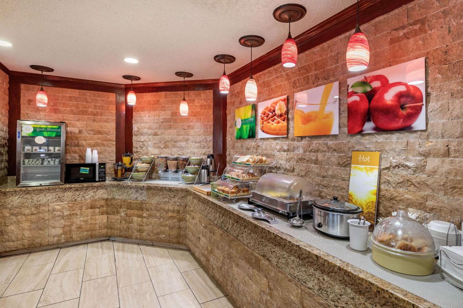 Quality Suites Addison-Dallas Main image 2